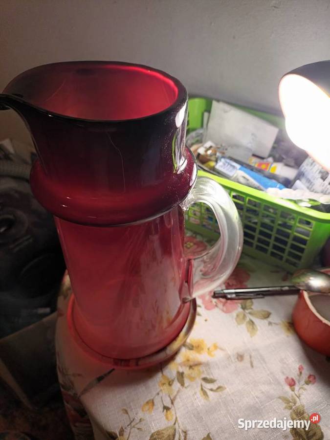 Czerwono mleczny wazon że szkła ołowiowego Bielsko-Biała