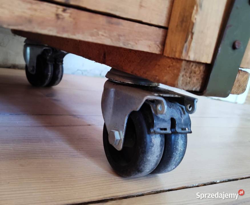 Duża skrzynia drewniana wojskowa na kołach