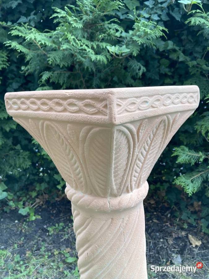 Ogrodowa kolumna z ceramiki