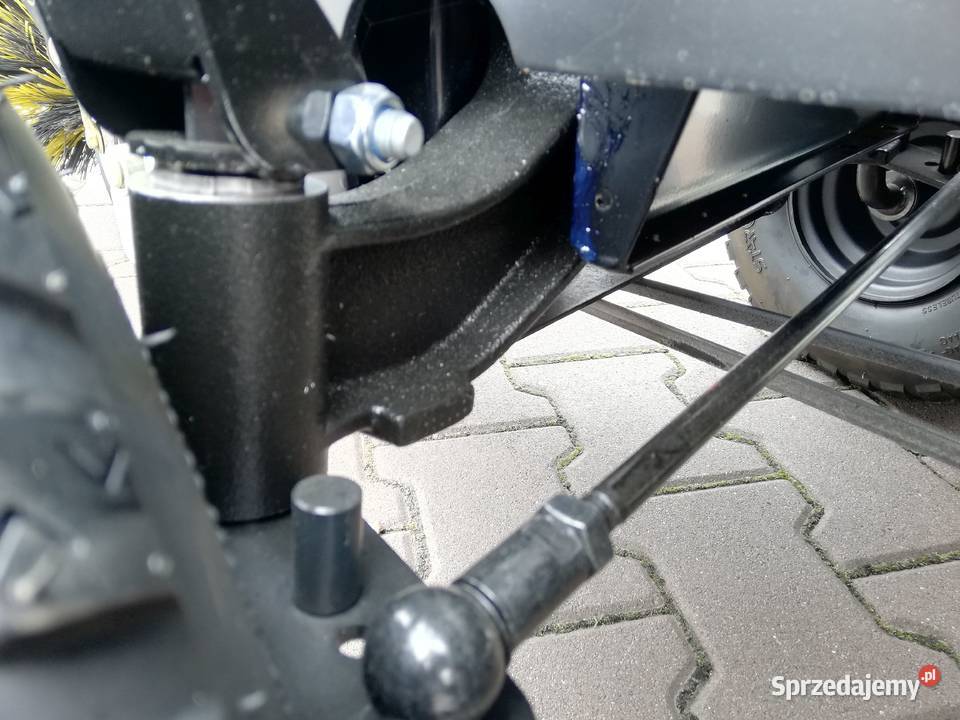 Traktor ogrodowy z zamiatarką firm Stiga 7102W