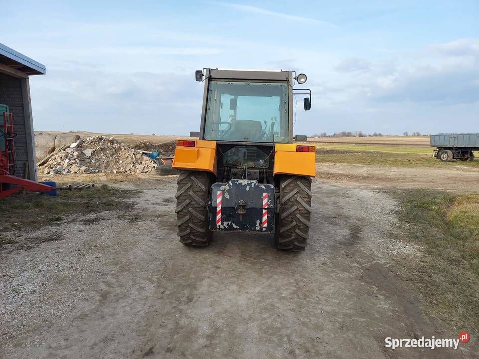 Renault 8512 z turem