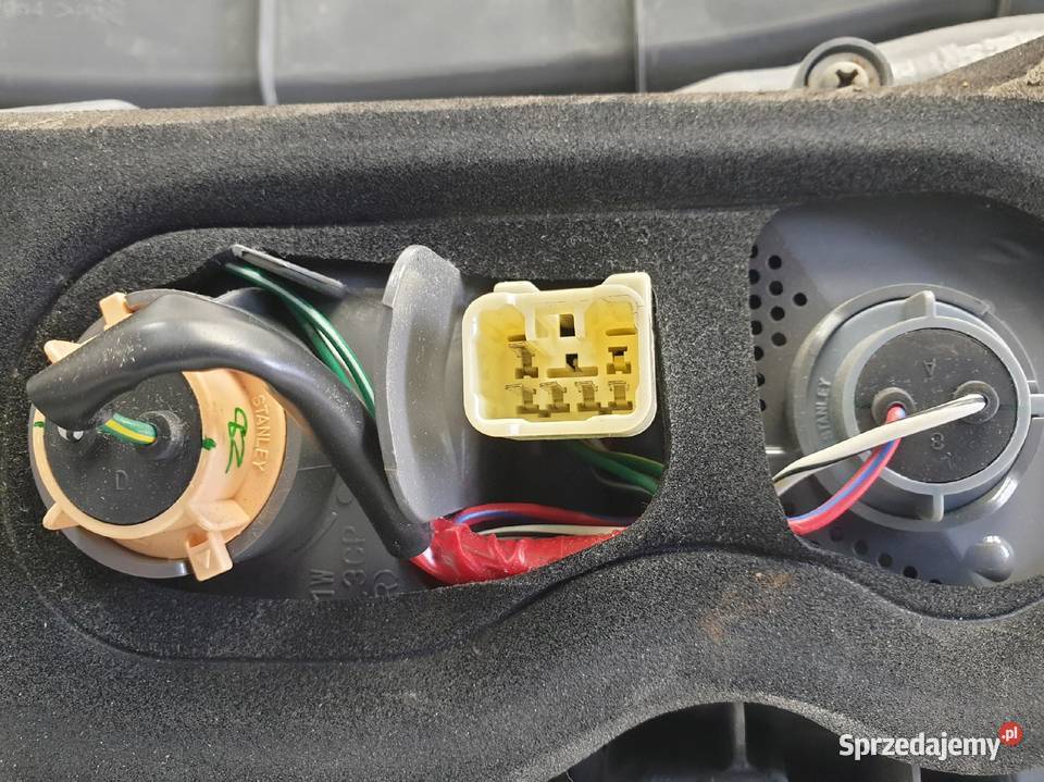 LAMPA PRAWA Toyota Prius V TYLNIA TYLNA prawy Części samochodowe