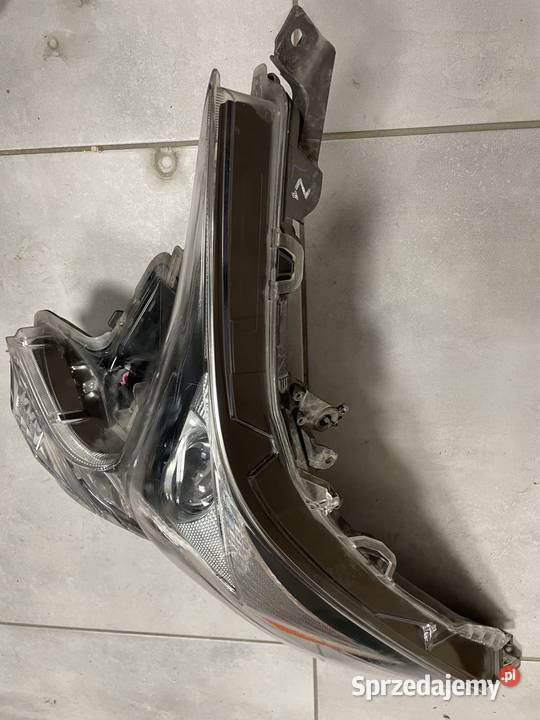 Toyota Prius 15 reflektor lewy przód Kozubszczyzna sprzedam