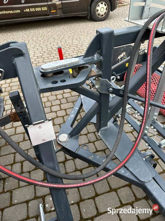 Równiarka do podłoży jeździeckich niwelator Bytów