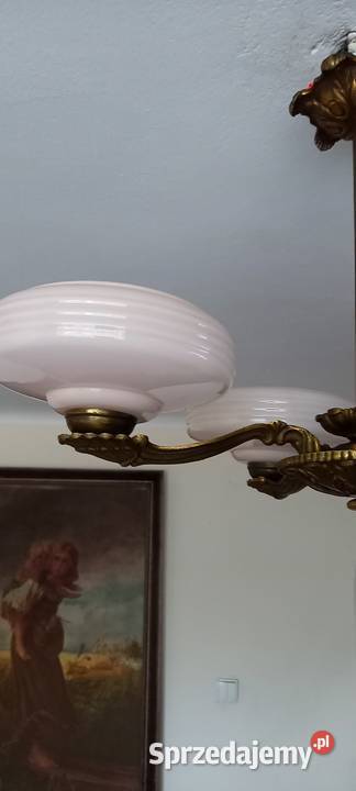 Mosiężny czteroramienny żyrandol z kloszami