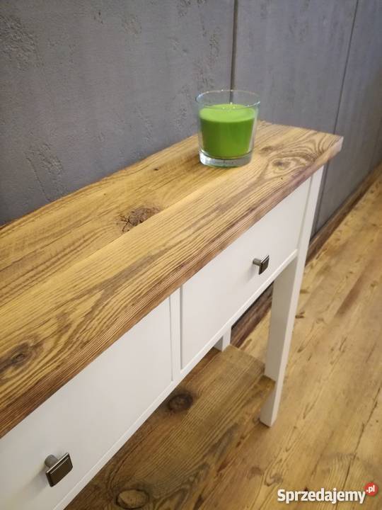 Urocza konsola ze starego drewna