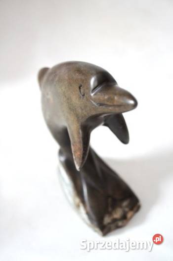 Delfin figurka z kamienia brązowy Lębork