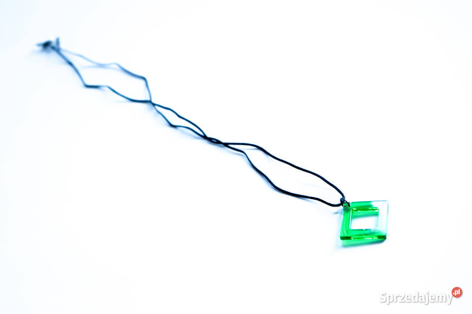Zielony wisiorek kwadrat z żywicy epoksydowej na Naszyjniki Warszawa