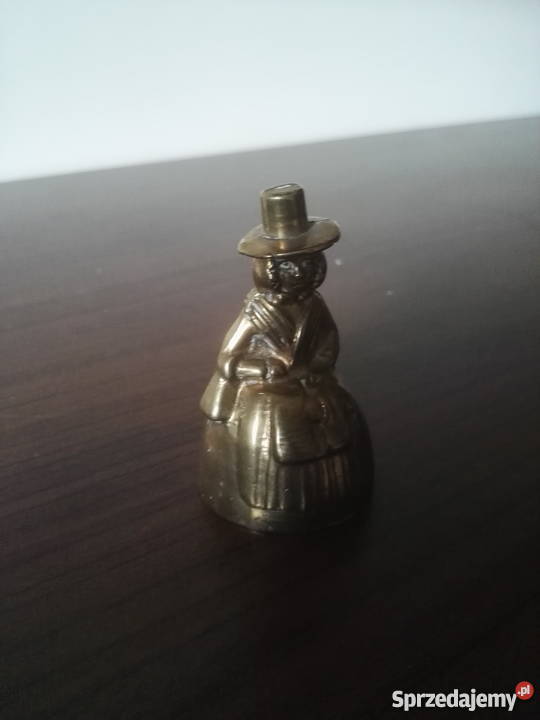 Mosiężna figurka kobiety w starodawnym stroju Międzychód