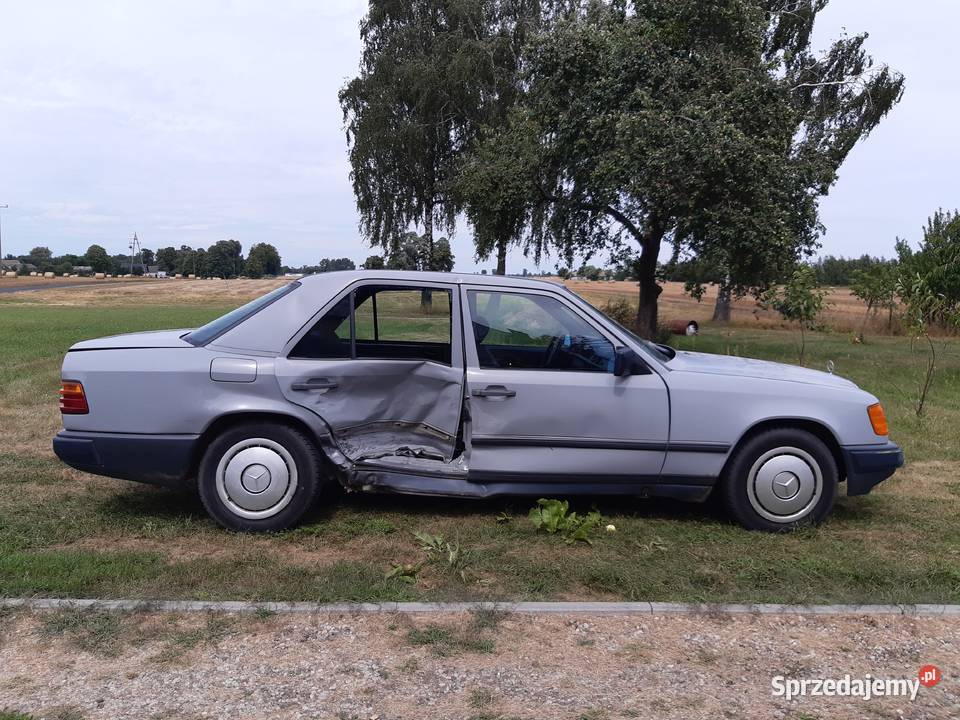MERCEDESBENZ 230E USZKODZONY Rok produkcji 1987 Janów