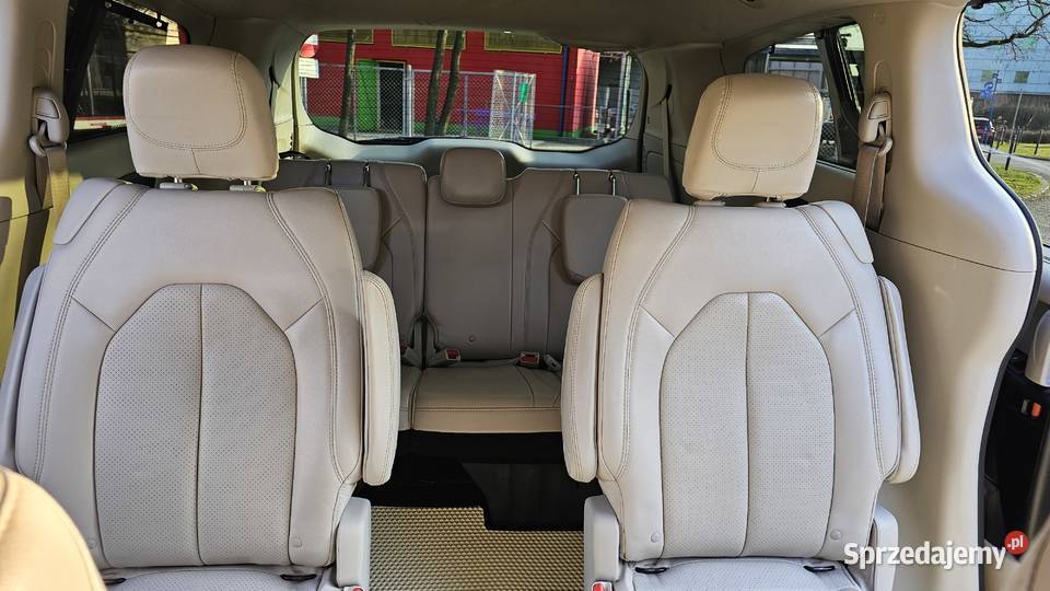 Chrysler Pacifica 2018 Touring L 36 7 osób benzyna Wrocław
