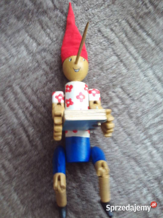 UnikatDrewniany wielki Pinokio czytający bajkę Kalisz