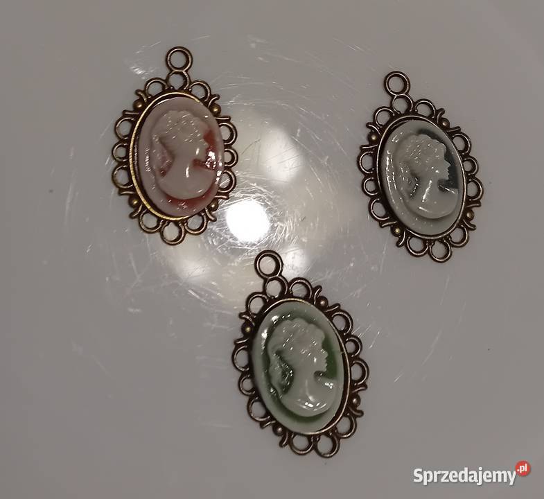 Trzy małe kamee oprawione w misiądz około połowy