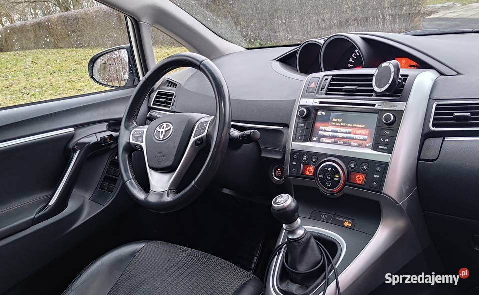 Toyota Verso 18 18 Prestige LPG szklany dach śląskie Tarnowskie Góry