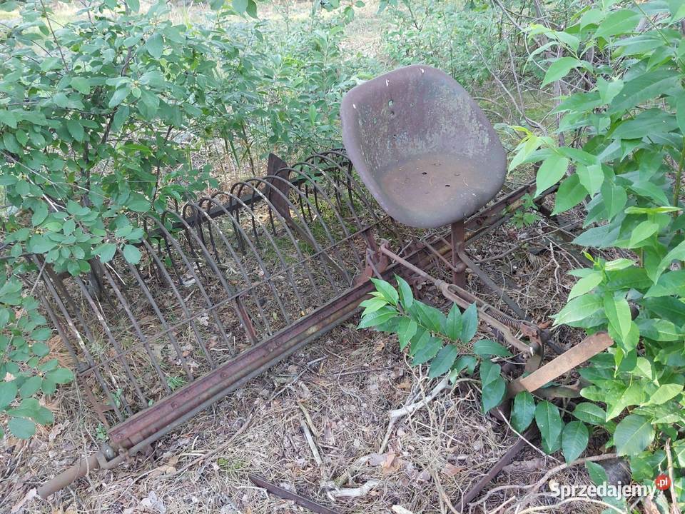 Stara zgrabiarka konna do siana zabytkowa Surowe
