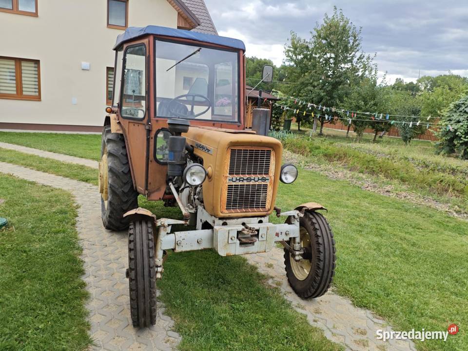 Traktor URSUS C330 z kabiną w jednych rękach Michów