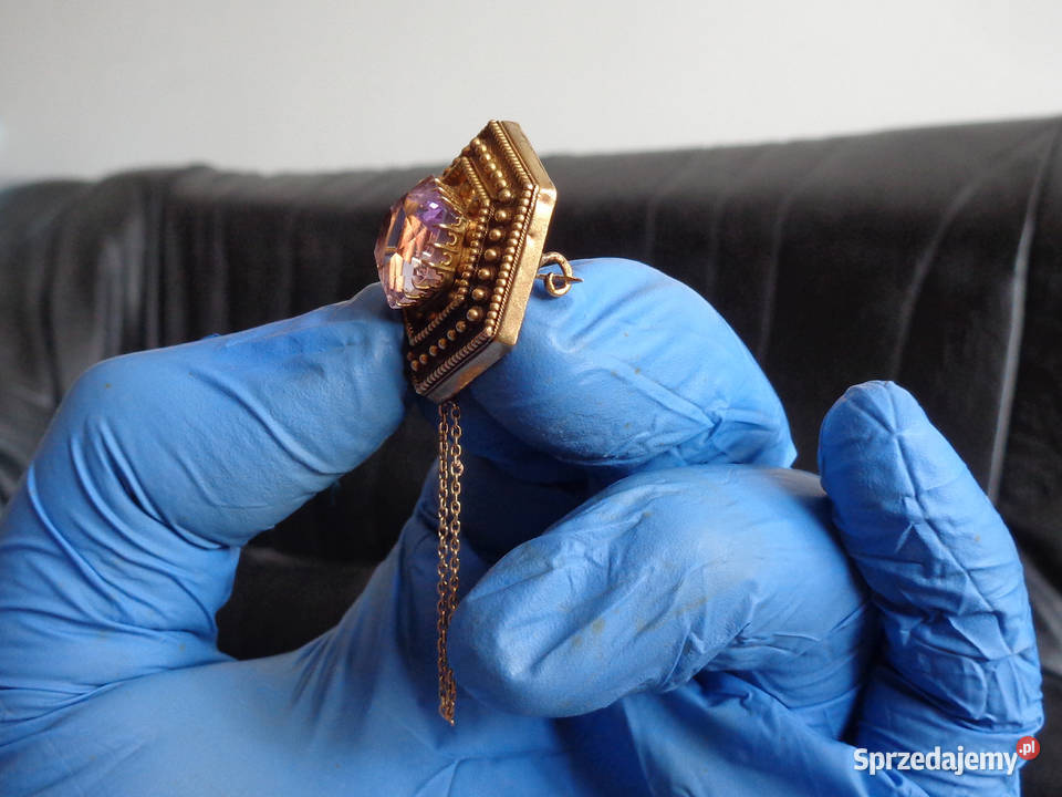 Broszka złota z ametystem Brzeg