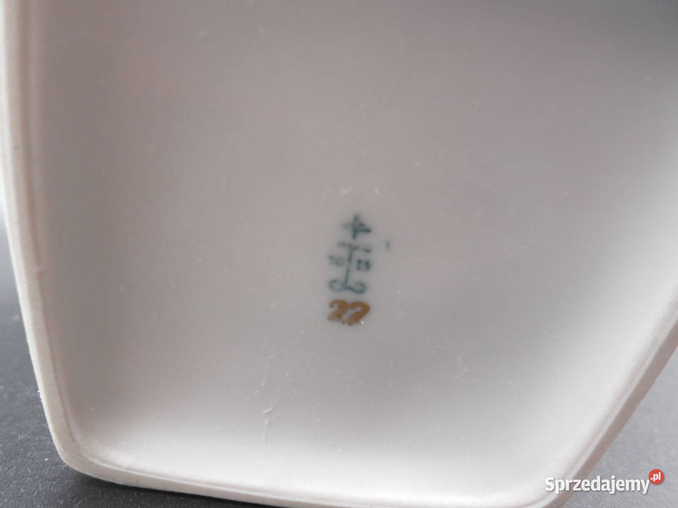 Porcelanowa patera na nóżce Lichte ozdobiona Raszków