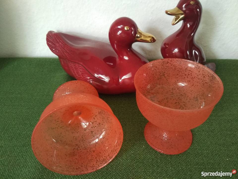 Pomarańczowe szklane pucharki