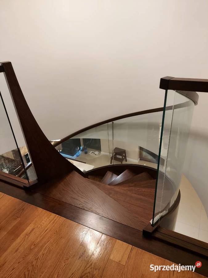 Schody gięte z balustradami szklanymi