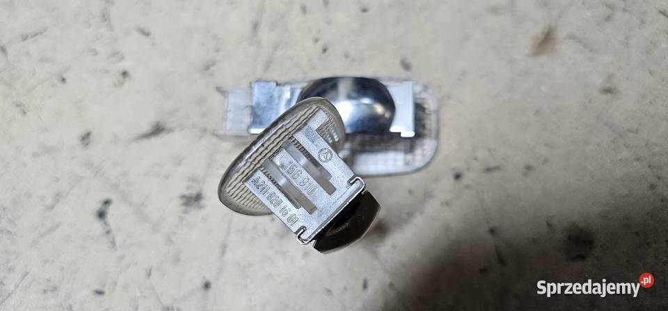 Lampka bagażnika mercedes w211 2118201601 Zbąszyń