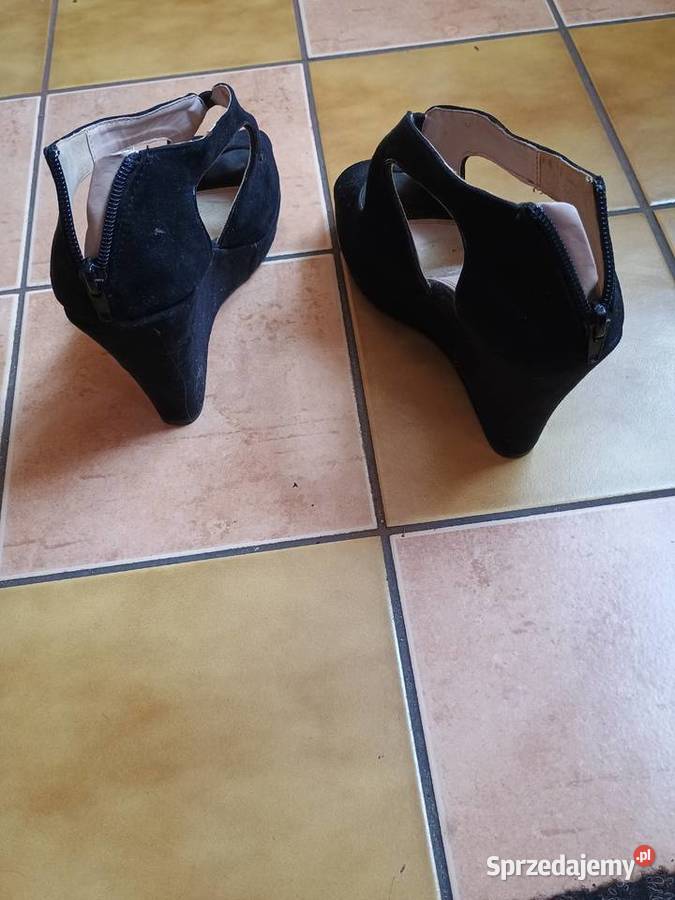 Czarne zamszowe sandały na koturnie Sandały i klapki Moda i Styl Jarocin sprzedam