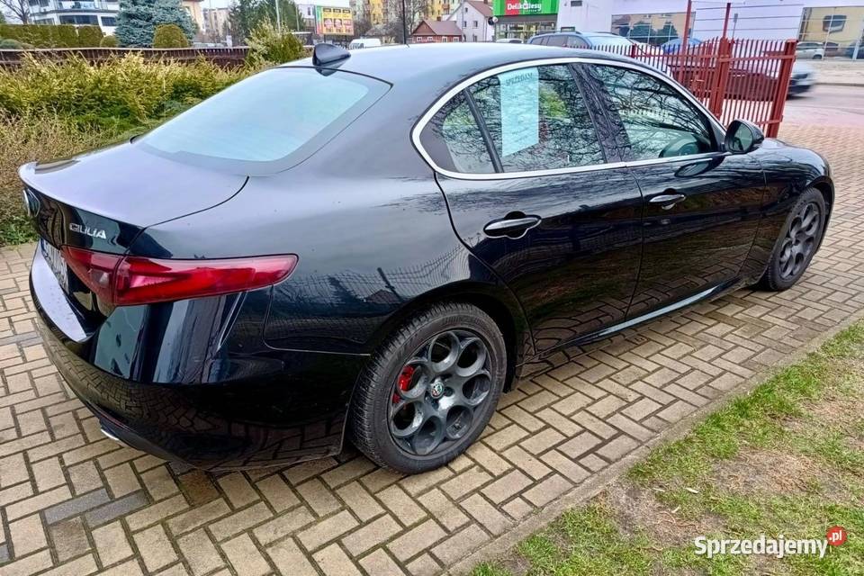 Alfa Romeo Giulia piękne wnętrze czarna perła Giulia