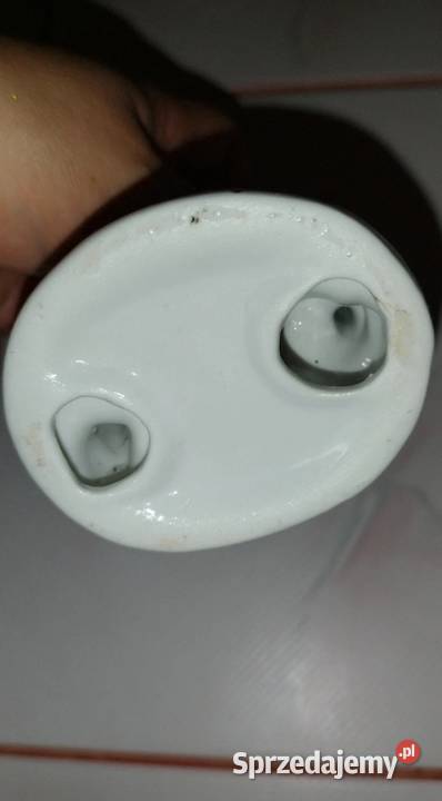 Dziewczynka na ławce z zajączkiem z porcelany Sulmierzyce