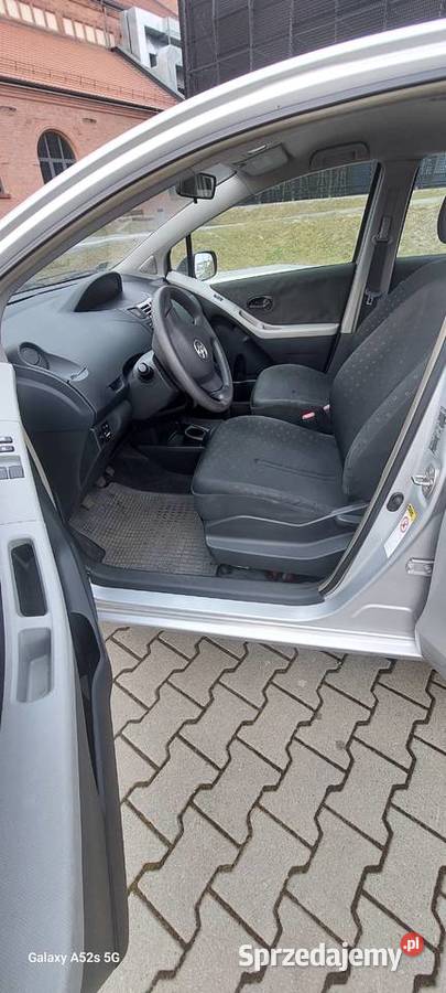 Toyota Yaris srebrna rocznik 2005 stan poduszka powietrzna śląskie