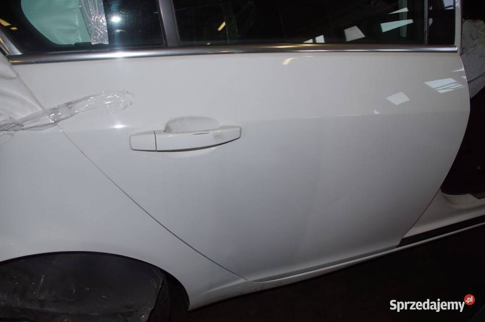 NSIGNIA A DRZWI PRAWE TYŁ HATCHBACK Z40R 2011 osobowe Lipno sprzedam