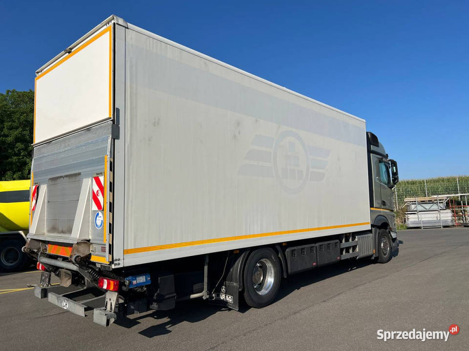 Mercedes Kontener z winda