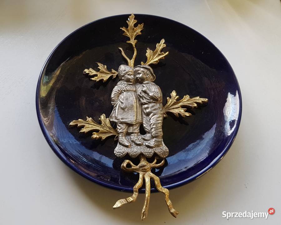 Stary kobaltowy talerz z metalową ozdobą