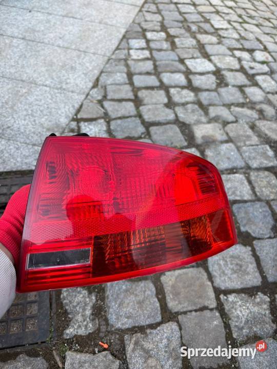 Lewa zewnętrzna tylna lampa audi a4b7 sedan Świątniki Górne