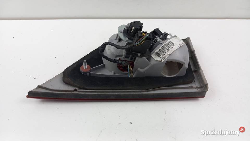 BMW X3 E83 LAMPA TYŁ PRAWA W KLAPĘ Zbierkowo