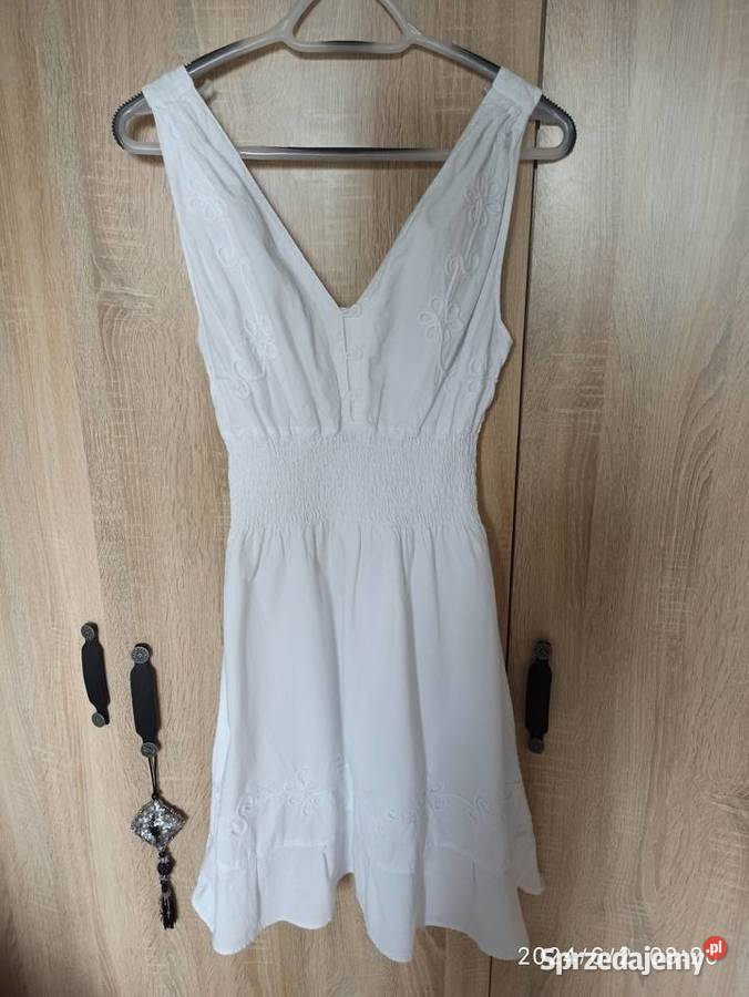 Biała letnia któtka sukienka na ramiączkach
