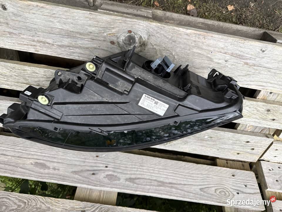 Lampa przednia Volvo osobowe