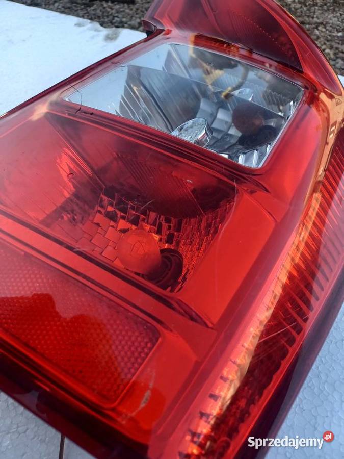 Lampa Prawy Tył Kia Carens 2 Pogorzelec