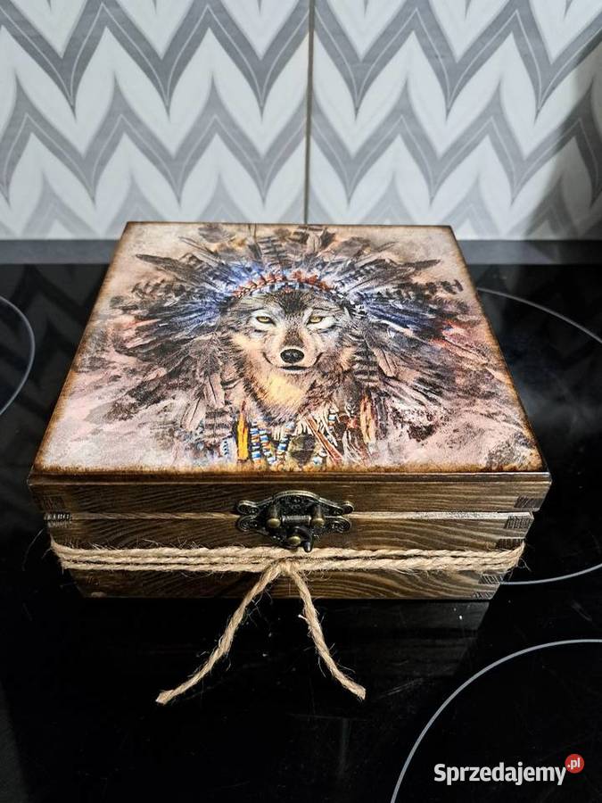 Pudełko drewniane z wilkiem decoupage handmade