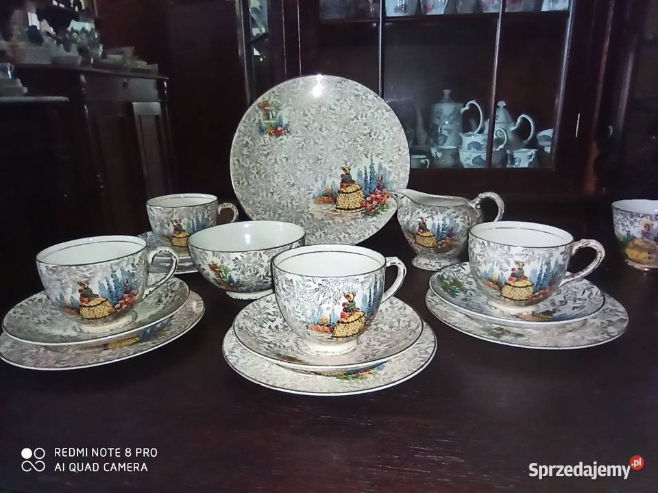 Dama w ogrodzie wśród ostróżek Empire Ware sprzedam