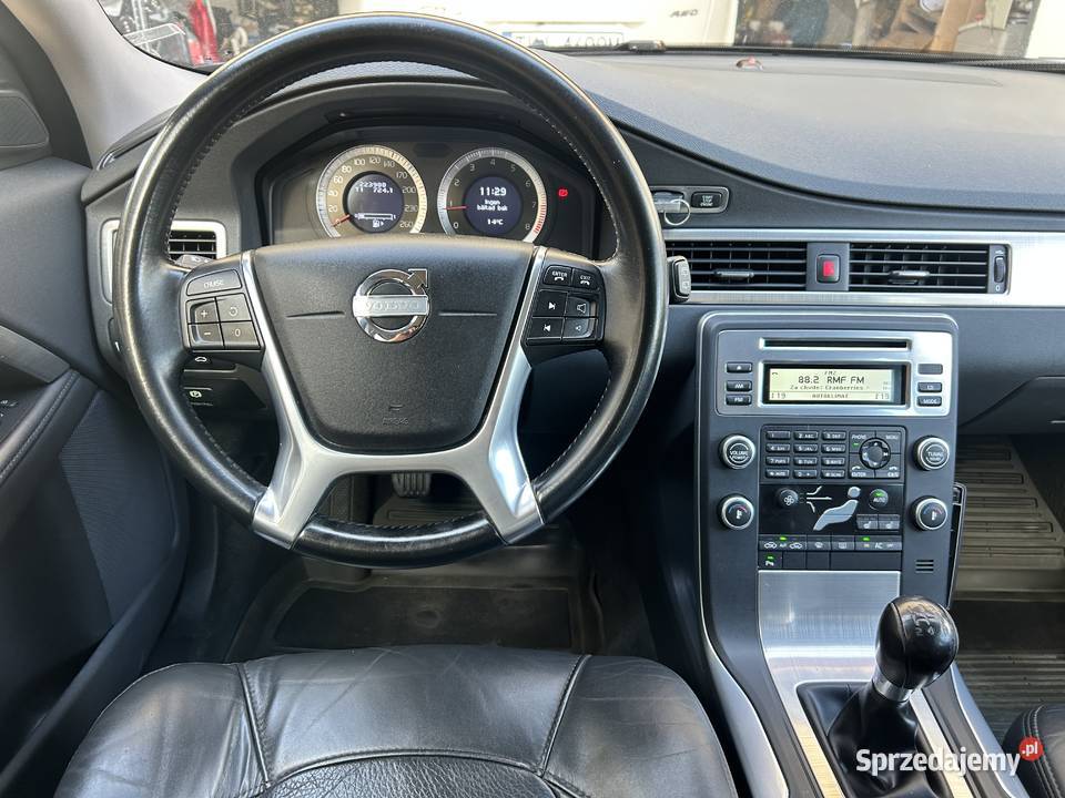 Volvo V70 20 benzyna SUMMUM model 2011 hak Kielce