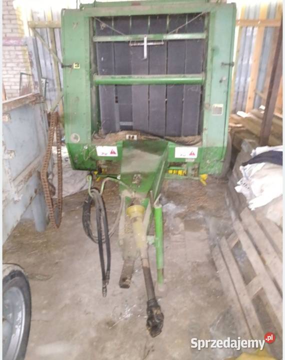 Prasa John Deere model 545 belująca pasowa bela