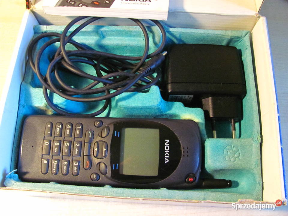 Stary telefon komórkowy NOKIA 2110 w pudełku