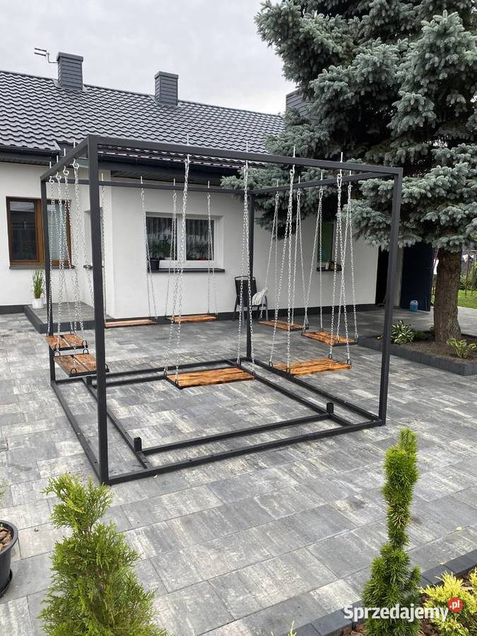 Stół ogrodowy z podwieszanymi siedziskami Niedrzew Pierwszy