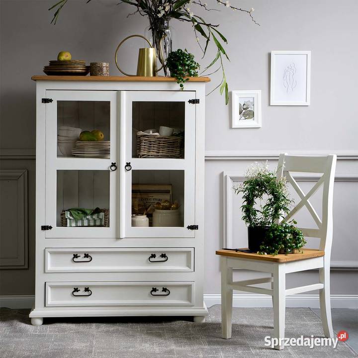 Stylowa biała komoda z przeszklonymi drzwiczkami