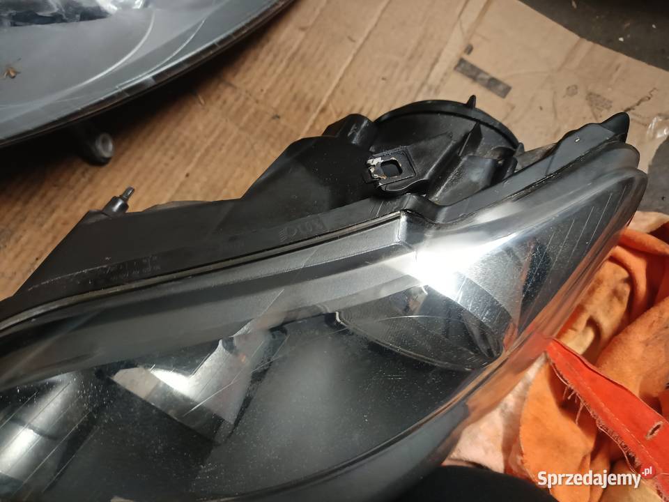 Lampy przednie golf 5 16 fsi uszkodzony Wołów sprzedam