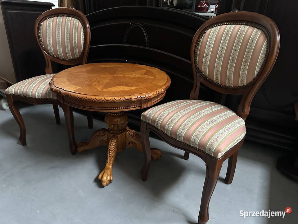 Piękny stylowy drewniany stolik ż intarsjami