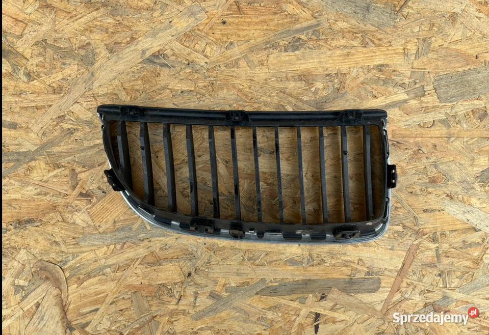 BMW E90 E91 E92 nerka atrapa grill prawa Atrapy