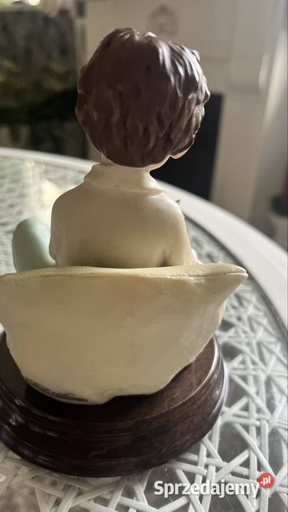 Figurka chłopca z kotem alabaster