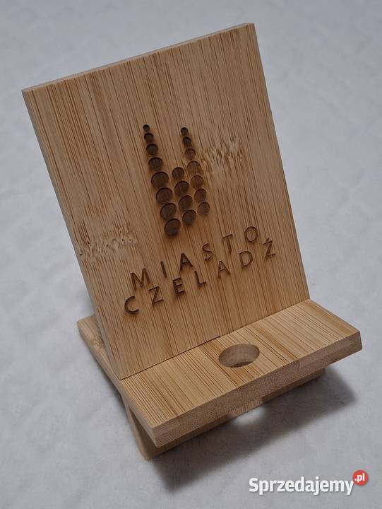 Drewniana podstawka na telefon z logo Miasto Czeladź