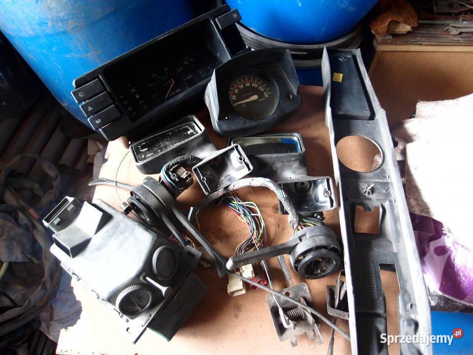 części do malucha Fiat 126p np Tapicerka Kołpaki Oświetlenie sprzedam